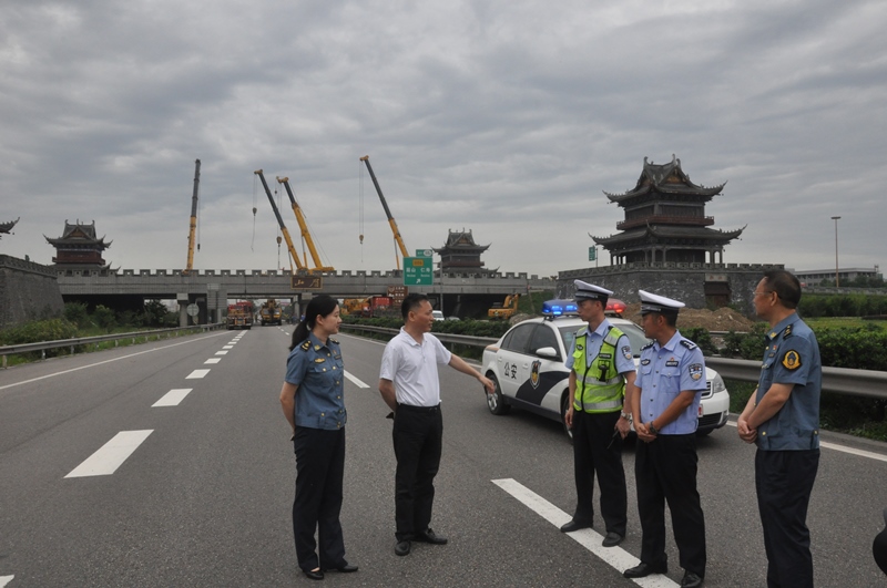 6.14+成乐运营+田明静+交通执法第四支队长黄健检查指导成乐高速公路扩容眉山互通立交中桥拆除施工道路保通保畅工作2.JPG