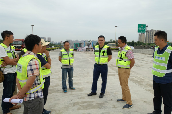6.13成渝公司党委委员罗祖义督导成乐扩容建设项目眉山互通中桥拆除施工准备情况及试验段建设推进情况_meitu_5.jpg