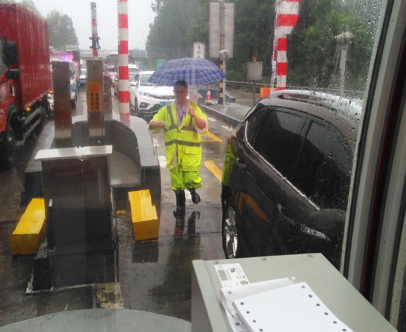 6.26+成乐运营+田明静+特大暴雨出险情 全力以赴保畅通1.jpg