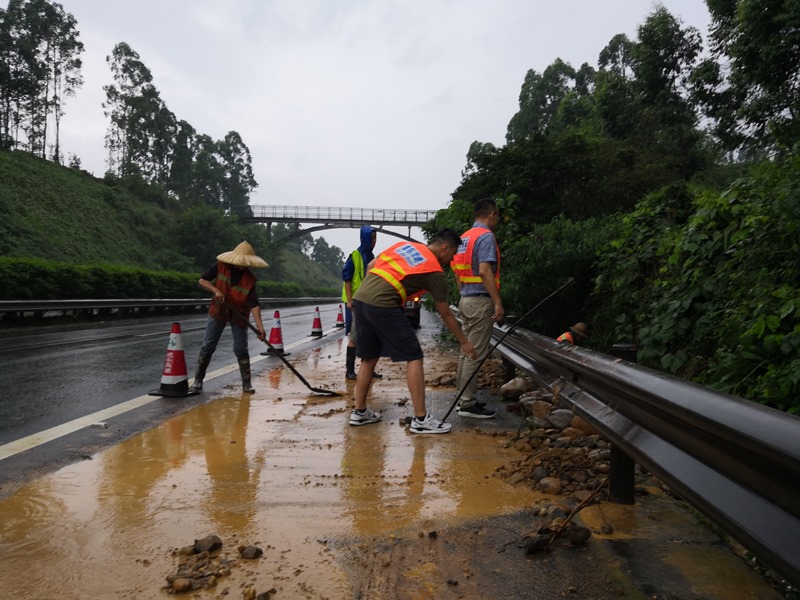 6.26+成乐运营+田明静+特大暴雨出险情 全力以赴保畅通3.jpg