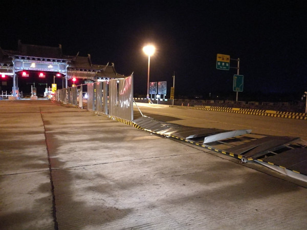 7.24+极端天气致灾情 紧急部署保安全_meitu_1.jpg 7.24+极端天气致灾情 紧急部署保安全_meitu_1.jpg