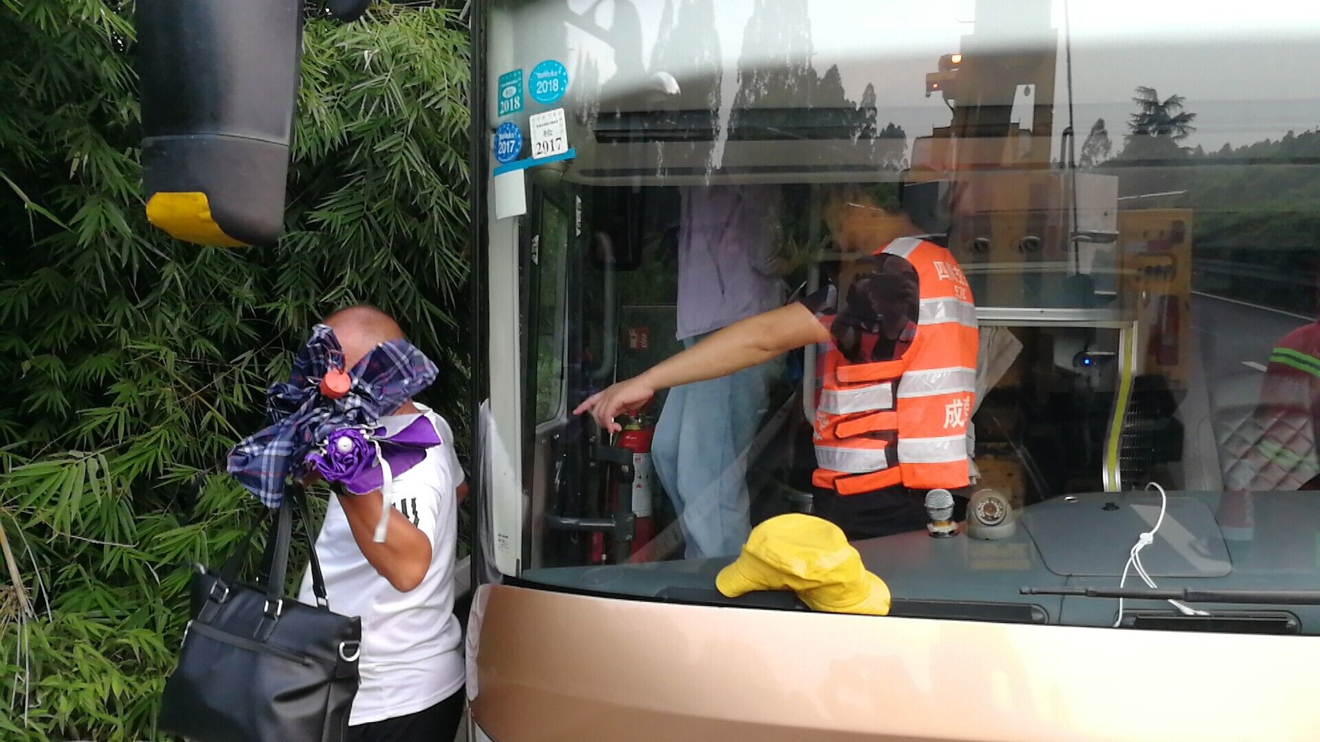 8.13+成乐运营+田明静+客车故障滞留成乐高速 成乐人快速转运乘客.jpg