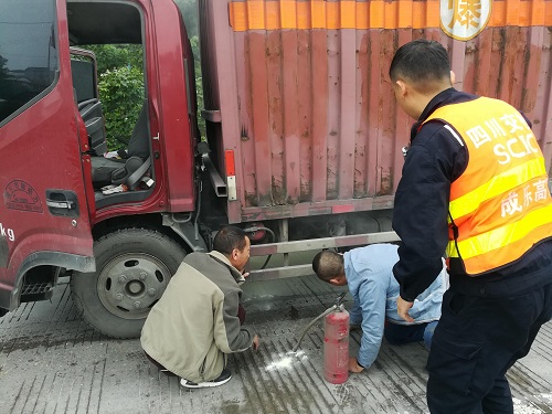 10.23+成乐运营+廖亚玲+成乐运营分公司成功处置危化品车冒自燃险为夷.jpg 10.23+成乐运营+廖亚玲+成乐运营分公司成功处置危化品车冒自燃险为夷.jpg