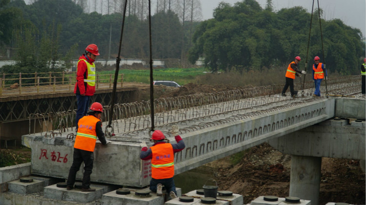 1.10+精心组织 多方配合 成乐扩容试验段主线右幅梁板安装顺利实施2_meitu_6.jpg