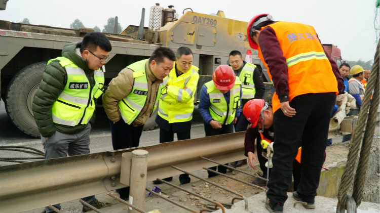 1.10+精心组织 多方配合 成乐扩容试验段主线右幅梁板安装顺利实施1_meitu_1.jpg