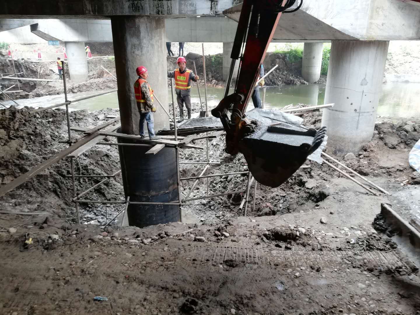 4.12+成乐运营+田明静+及时消除桥梁安全隐患 确保成乐高速道路安全.jpg 4.12+成乐运营+田明静+及时消除桥梁安全隐患 确保成乐高速道路安全.jpg