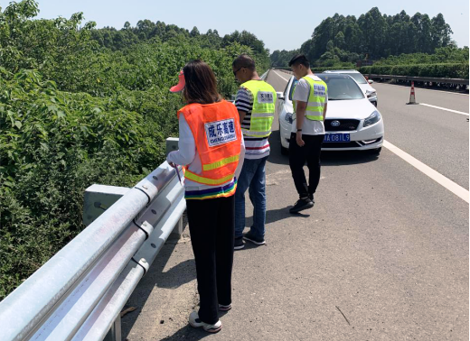 6.12+升级改造“三临路段”波形护栏 提高成乐高速行车安全.png