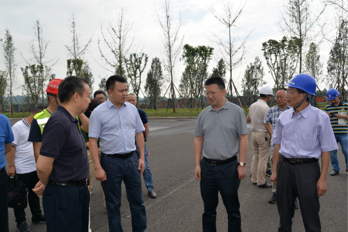 7.4省交通运输厅厅长汪洋调研国家区域性公路交通应急装备物资储备中心连接线建设工作_meitu_3.jpg