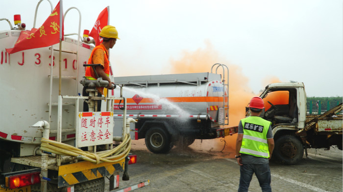 7.11+联勤联动 协同作战 全力参与成乐扩容试验段危化品交通事故应急演练活动、.jpg