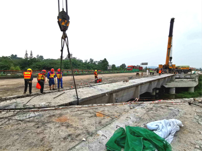 7.8成都扩容试验段通济堰大桥大桥左幅40米小箱梁安装工作顺利完成.jpg