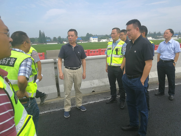 7.31+成渝公司党委副书记、总经理甘勇义带队调研成乐扩容建设项目2_.jpg 7.31+成渝公司党委副书记、总经理甘勇义带队调研成乐扩容建设项目2_.jpg