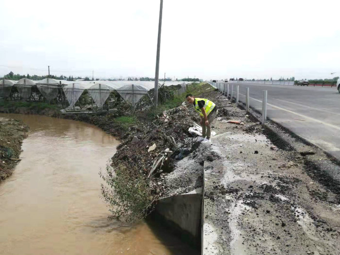 8.6试验段相邻河道水位进行观测_.jpg 8.6试验段相邻河道水位进行观测_.jpg