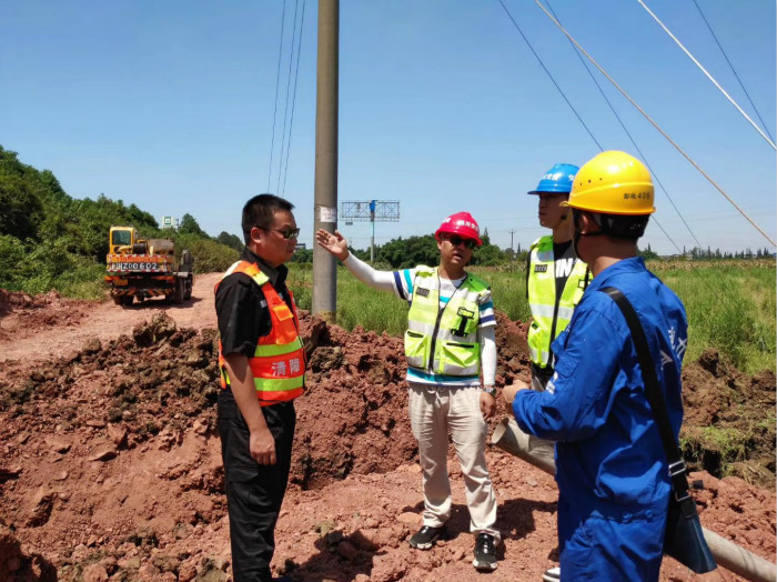 8.14+成乐公司积极配合电力抢险工作_meitu_1.jpg