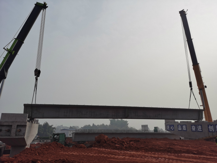 成乐高速乐山段棉竹互通A匝道1#桥A5-A6号桥墩梁板架设顺利完成_meitu_1.jpg