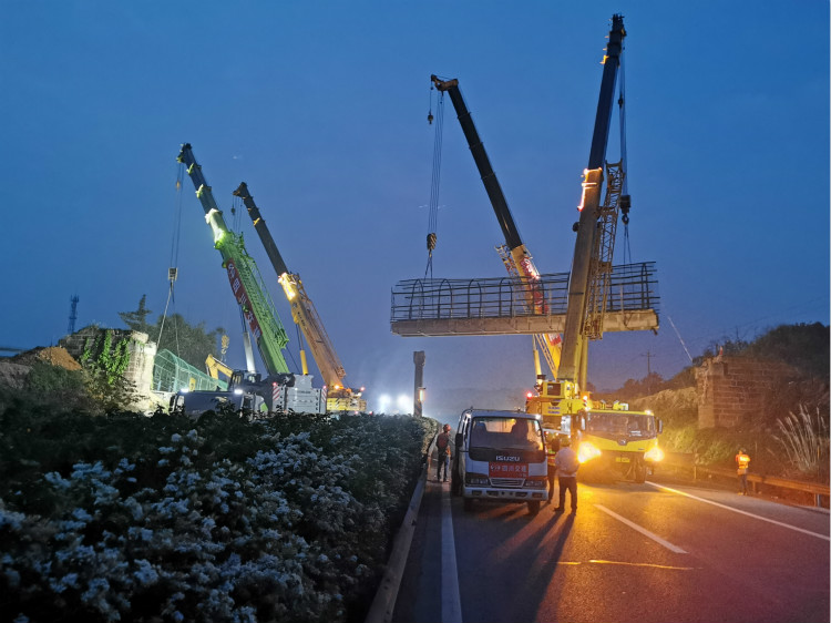 4.15+成乐高速公路天桥拆除工作顺利完成_meitu_1.jpg