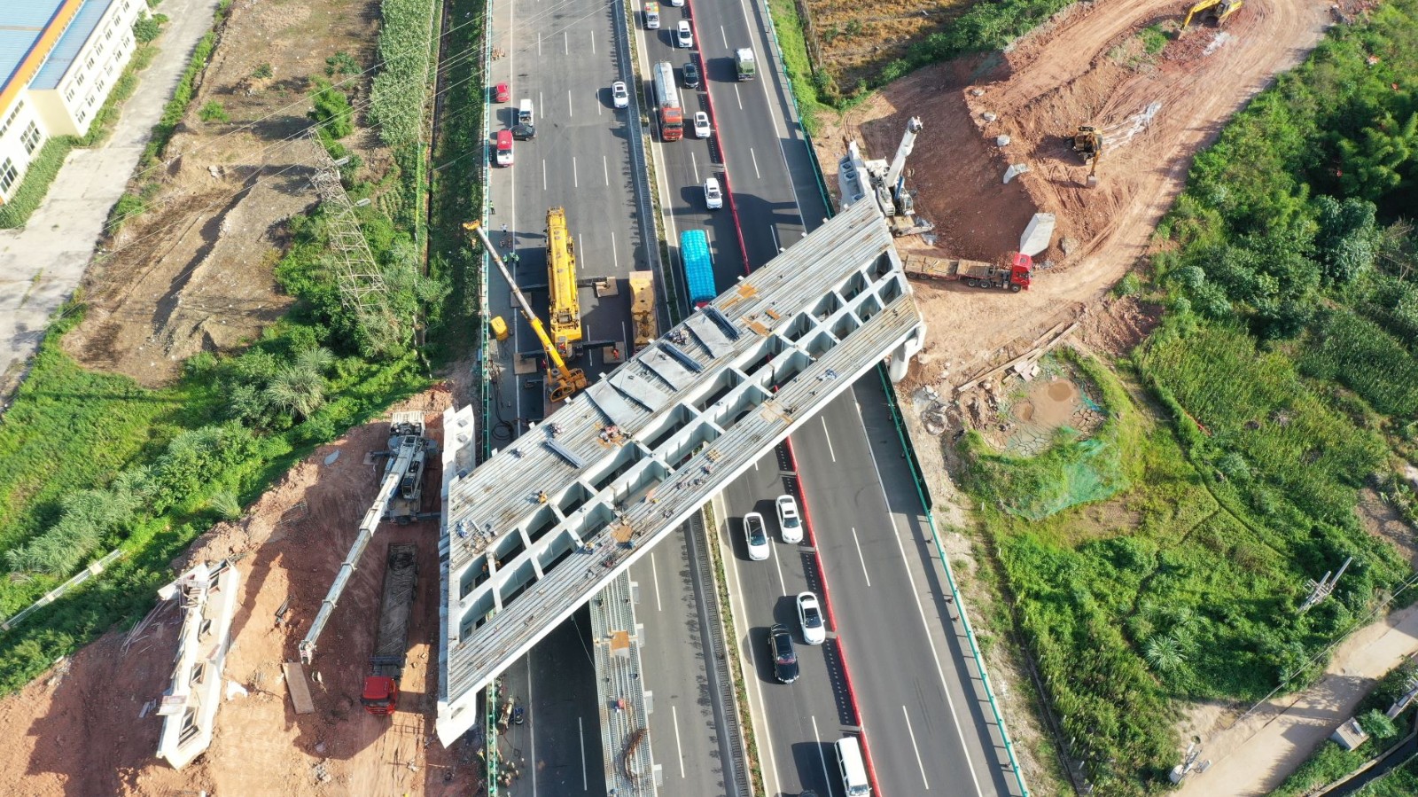 试验段钢箱梁吊装施工 (1).JPG