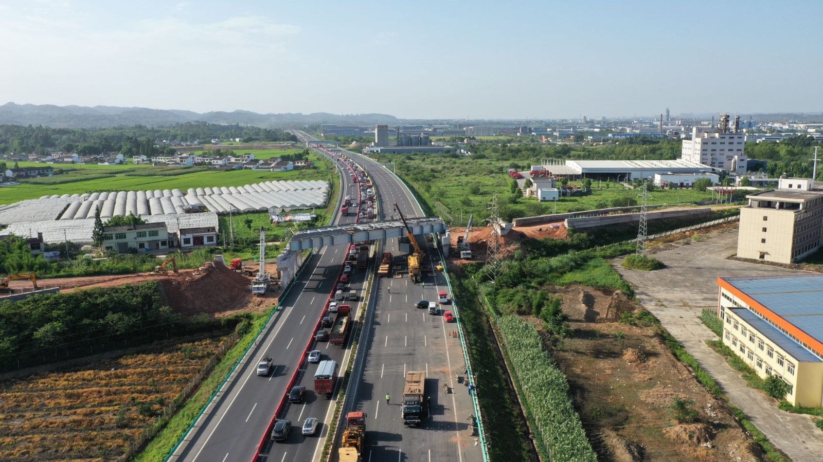 试验段钢箱梁吊装施工 (7).JPG