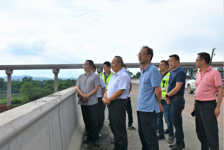 7.31+乐山市人大常委会副主任何金文调研成乐扩容建设项目_meitu_1.jpg