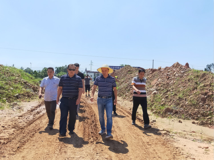 8.26+夹江县委常委、常务副县长刘永康督导成乐扩容建设项目1_meitu_2.jpg