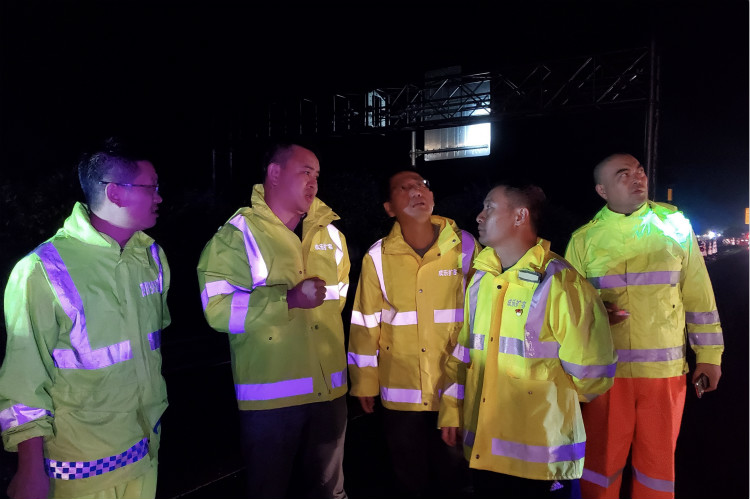 8.31+成乐高速雨夜开展应急抢险 全力以赴保障道路畅通 (2)_meitu_1.jpg 8.31+成乐高速雨夜开展应急抢险 全力以赴保障道路畅通 (2)_meitu_1.jpg