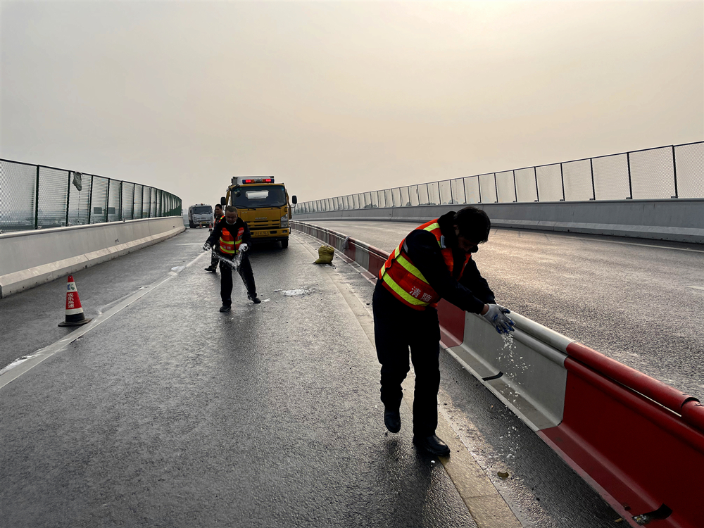 1.8+成乐运营+成乐高速及时处置结冰路段 保道路安全1_副本.jpg 1.8+成乐运营+成乐高速及时处置结冰路段 保道路安全1_副本.jpg