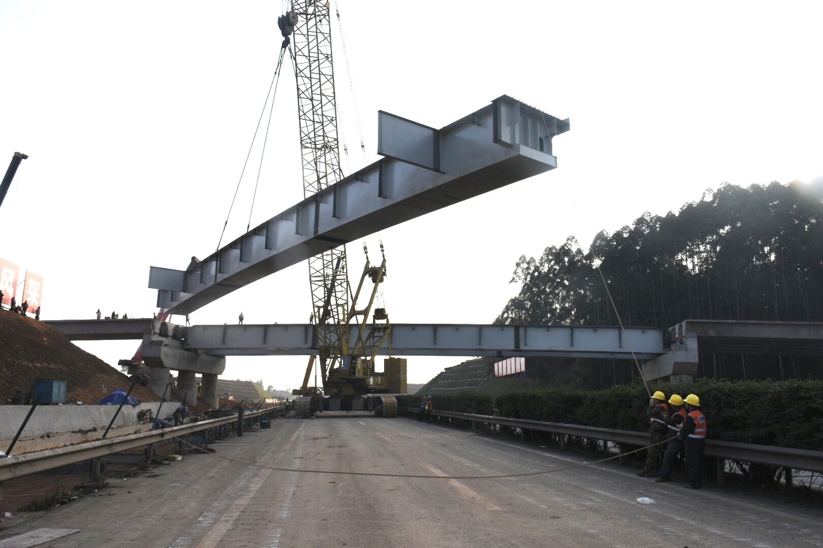 1.14+成乐扩容建设项目眉山段首座钢箱梁架设成功.jpg 1.14+成乐扩容建设项目眉山段首座钢箱梁架设成功.jpg
