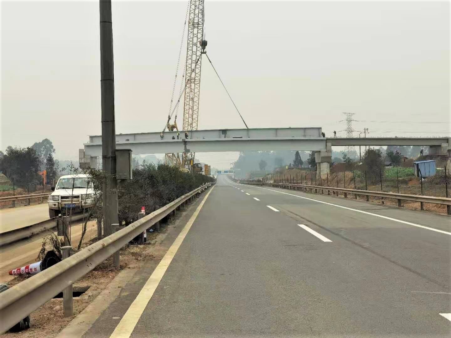 1.26+成乐扩容建设项目眉山段半幅封闭期间完成三座钢箱梁安装.jpg