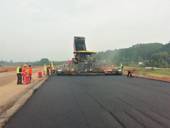 4.20+成乐扩容项目E2-SG1标眉山段进入路面铺筑阶段1.jpg