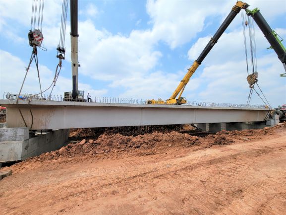 4.26+成乐扩容项目定慧互通主线跨线桥首批箱梁顺利完成架设1.jpg