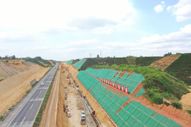 4.28+通力协作 攻坚克难 成乐扩容项目乐山段顺利完成主线纵向降坡左幅拼宽段路基挖方1.jpg 4.28+通力协作 攻坚克难 成乐扩容项目乐山段顺利完成主线纵向降坡左幅拼宽段路基挖方1.jpg