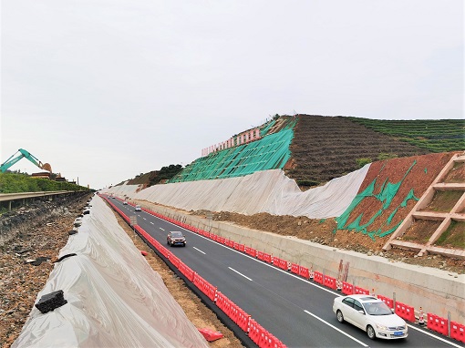 6.15+成乐扩容建设项目K97+780-K100+940主线降坡段左幅拼宽部分顺利贯通并临时开放交通.jpg 6.15+成乐扩容建设项目K97+780-K100+940主线降坡段左幅拼宽部分顺利贯通并临时开放交通.jpg