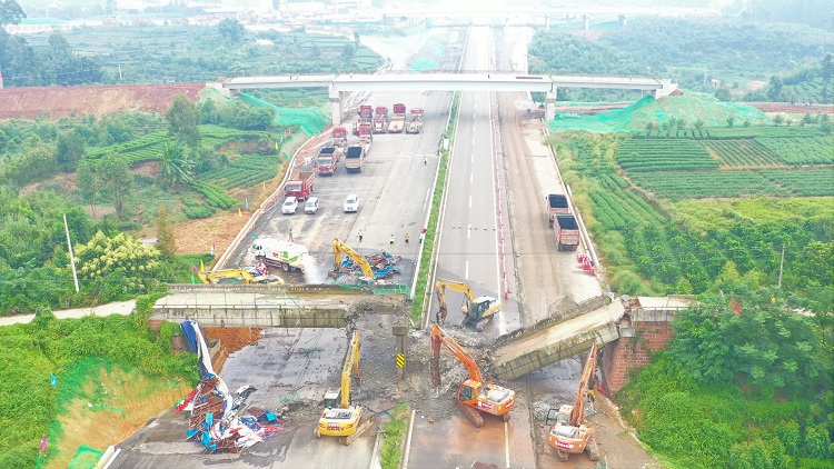 9.9+成乐扩容项目眉山至乐山段剩余天桥全部拆除完成.jpg 9.9+成乐扩容项目眉山至乐山段剩余天桥全部拆除完成.jpg