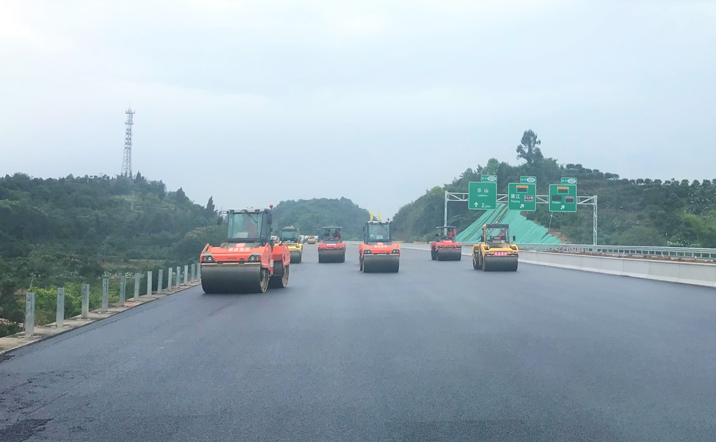 10.20+成乐扩容建设项目青神至棉竹互通段启动左幅SMA-13上面层铺筑1.jpg